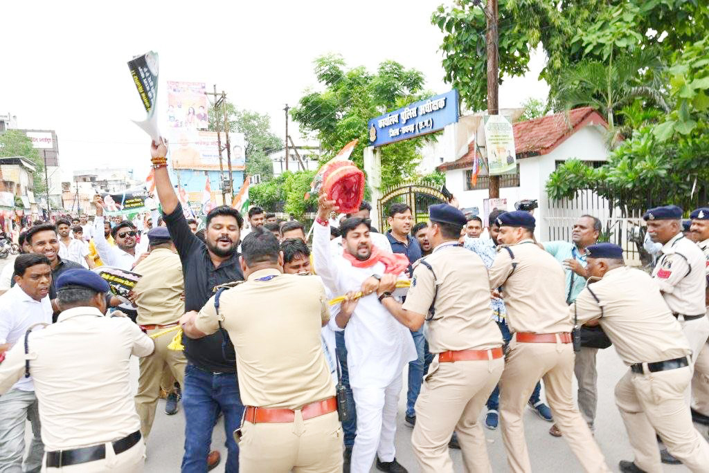 पीएम मोदी को काला झंडा दिखाने निकले युकांई शहर में ही गिरफ्तार