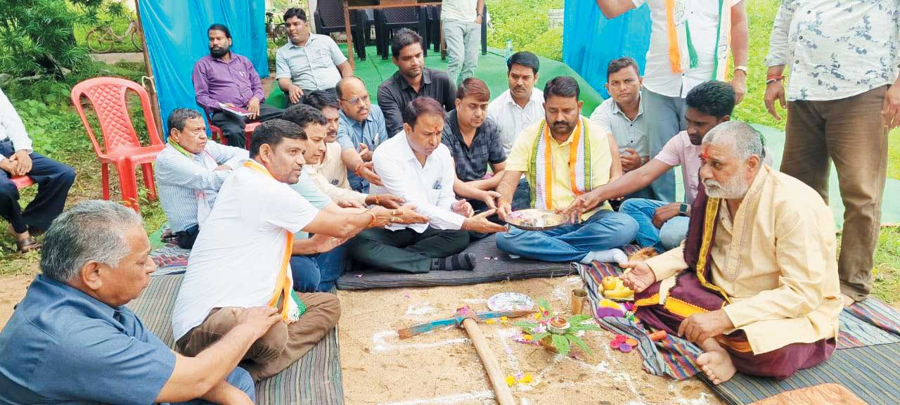 विधायक ने किया लोक निर्माण कार्यालय भवन के आहाता व भव्य स्वागत गेट निर्माण का भूमिपूजन विधायक ने किया लोक निर्माण कार्यालय भवन के आहाता व भव्य स्वागत गेट निर्माण का भूमिपूजन