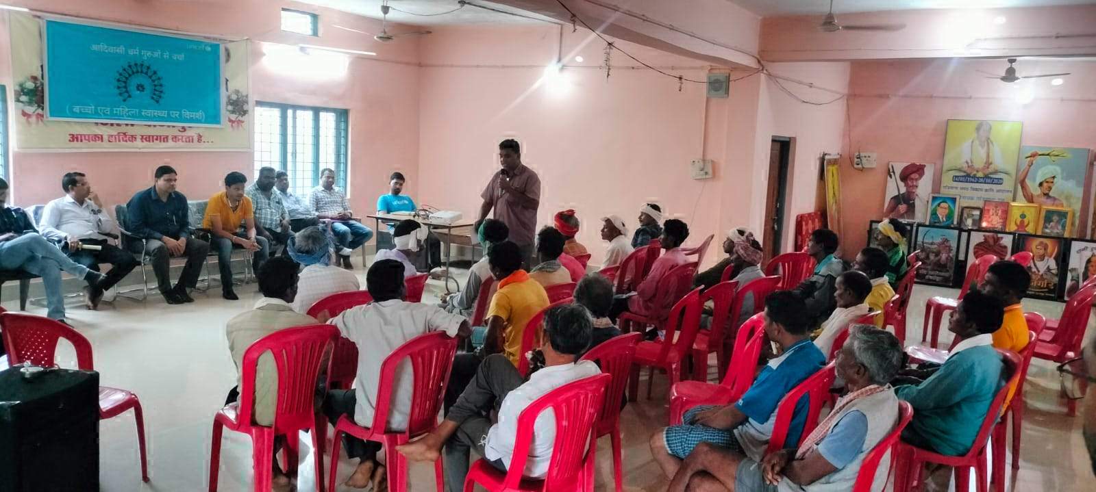 महिला स्वास्थ्य और शिशु देखभाल पर चिकित्सा विशेषज्ञों और पारंपरिक बैगाओं के बीच चर्चा महिला स्वास्थ्य और शिशु देखभाल पर चिकित्सा विशेषज्ञों और पारंपरिक बैगाओं के बीच चर्चा