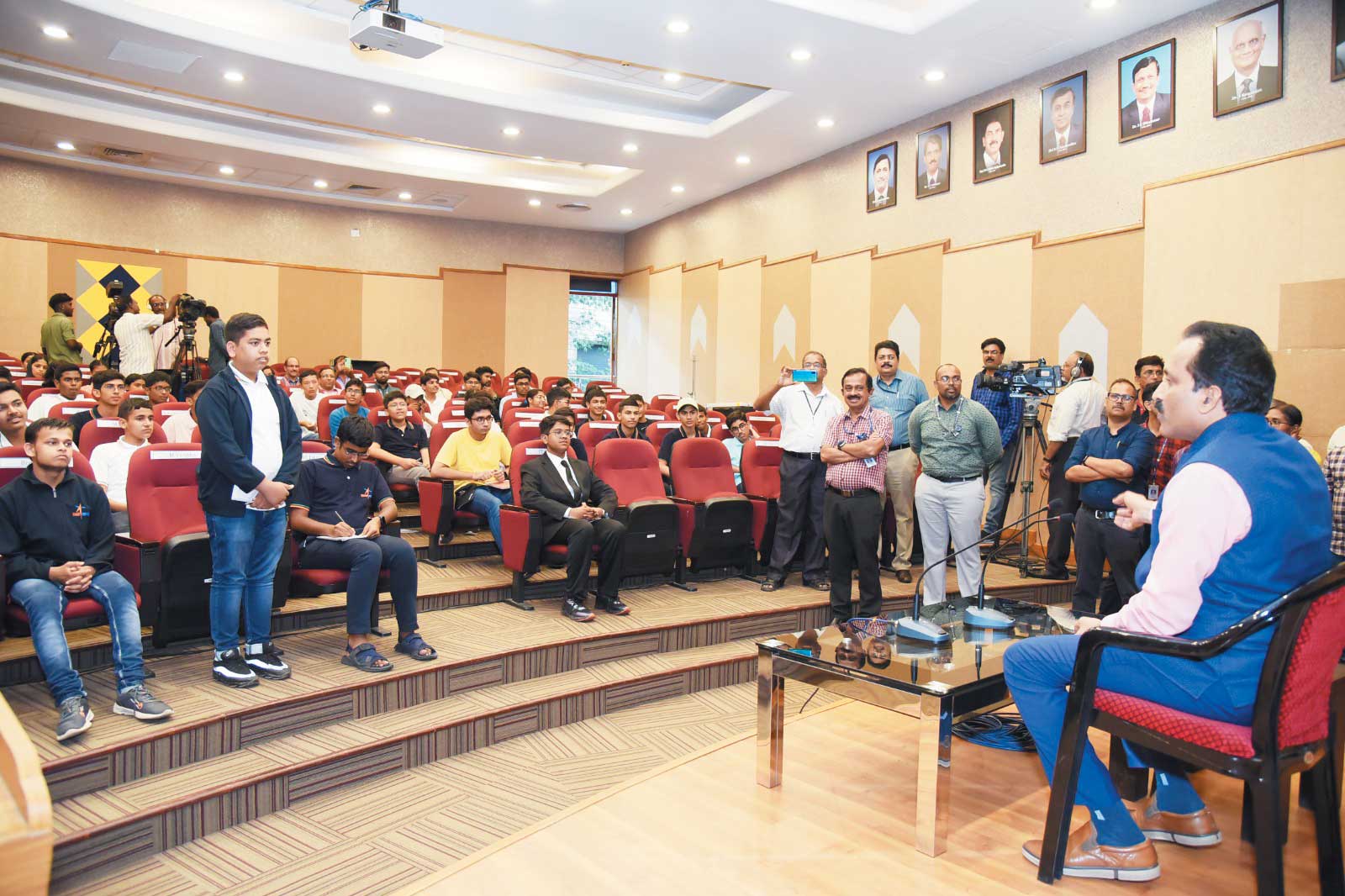 केंद्रीय विद्यालय के छात्र यश मिले इसरो चीफ से, पूछे सवाल, इसरो ने की फोटो साझा, दी बधाई