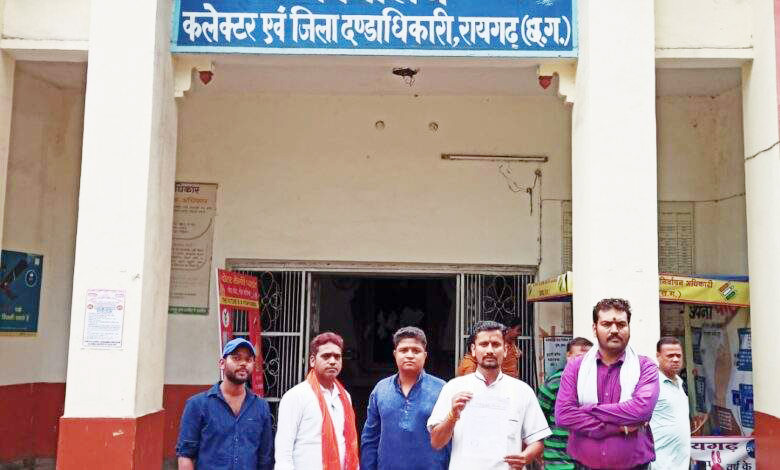 पीओपी मूर्तियां, धार्मिक गानों व पूजन सामग्री में हिंदू देवी देवताओं के चित्र पर प्रतिबंध की मांग पीओपी मूर्तियां, धार्मिक गानों व पूजन सामग्री में हिंदू देवी देवताओं के चित्र पर प्रतिबंध की मांग