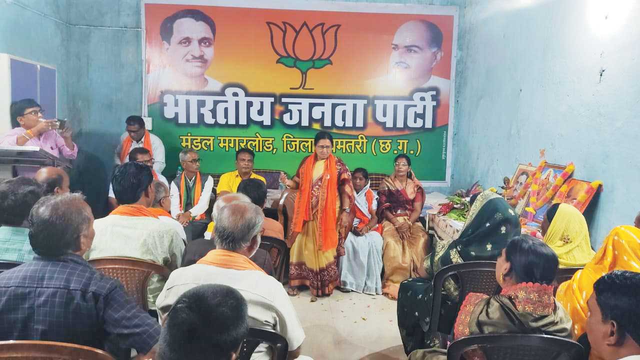 जलपाईगुड़ी विधायक शिखा मगरलोड प्रवास पर जलपाईगुड़ी विधायक शिखा मगरलोड प्रवास पर
