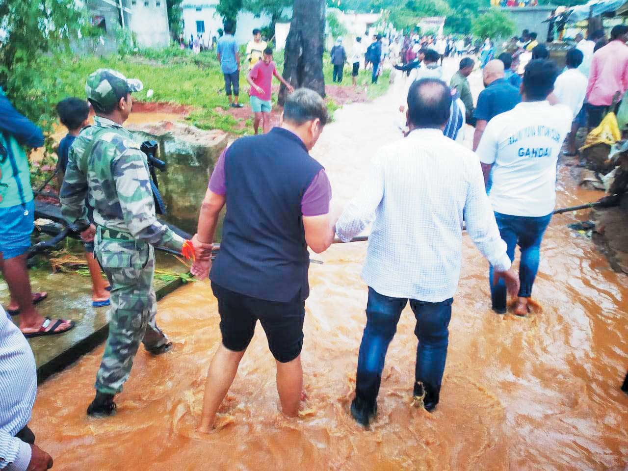 भारी बारिश से फूटा साल्हेवारा बांध, घरों में घुसा पानी