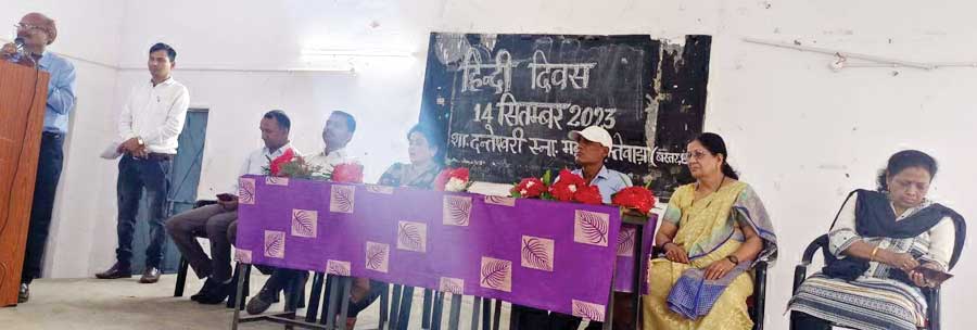 हिंदी को दें प्राथमिकता-प्राचार्य हिंदी के बताये महत्व हिंदी को दें प्राथमिकता-प्राचार्य हिंदी के बताये महत्व