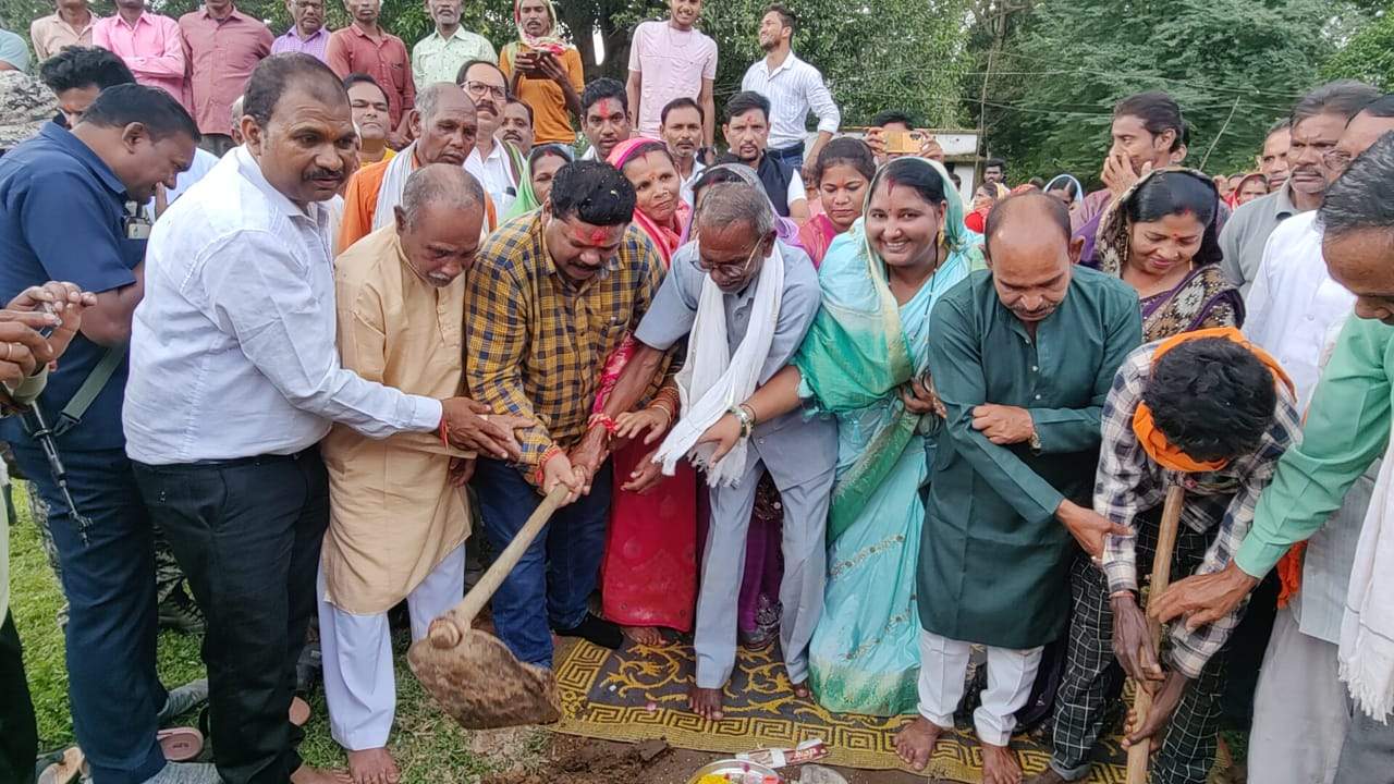 विस उपाध्यक्ष संतराम ने सामुदायिक भवनों का किया भूमिपूजन विस उपाध्यक्ष संतराम ने सामुदायिक भवनों का किया भूमिपूजन