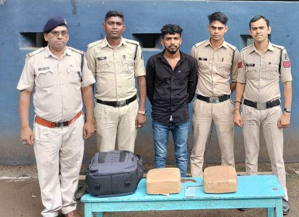 लग्जरी बस में सवार होकर गांजा तस्करी करने वाला युवक पकड़ाया लग्जरी बस में सवार होकर गांजा तस्करी करने वाला युवक पकड़ाया