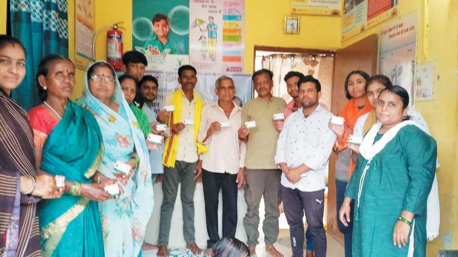 उप स्वास्थ्य केंद्र छिपली में आयुष्मान कार्ड का वितरण