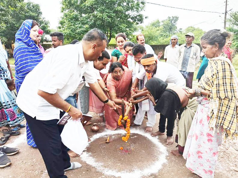 महापौर ने निर्माण कार्यों का किया भूमिपूजन महापौर ने निर्माण कार्यों का किया भूमिपूजन