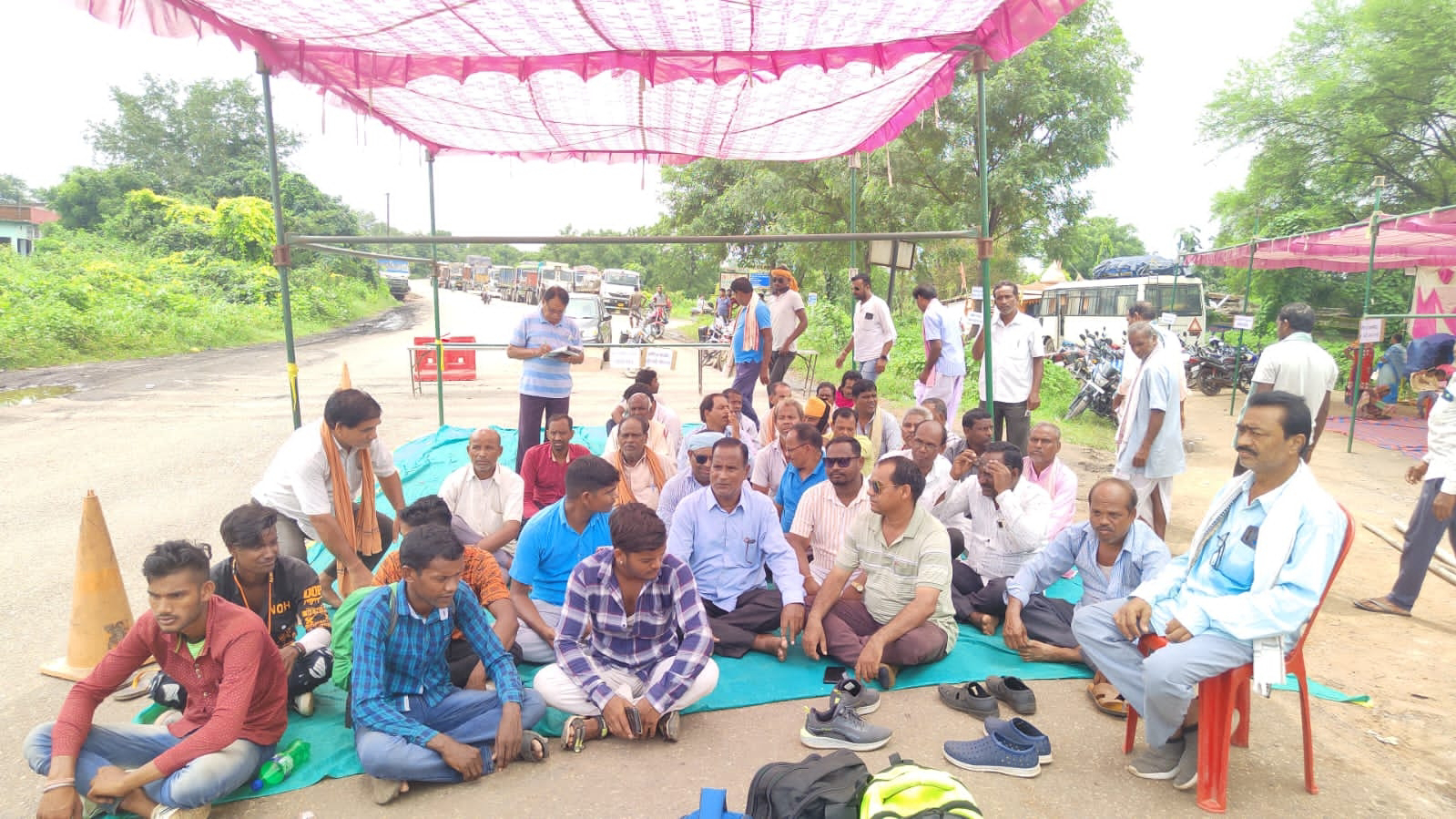 एनटीपीसी लारा प्रबंधन के खिलाफ ओडिशा में आंदोलन, एनएच49 को बाधित कर सडक़ पर प्रभावित एनटीपीसी लारा प्रबंधन के खिलाफ ओडिशा में आंदोलन, एनएच49 को बाधित कर सडक़ पर प्रभावित