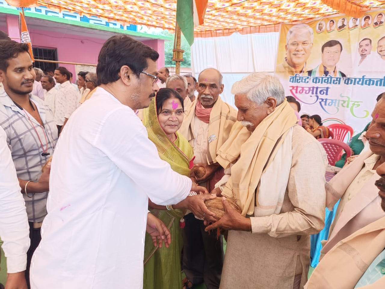 तपन ने किया वरिष्ठ कांग्रेसी कार्यकर्ताओं का सम्मान