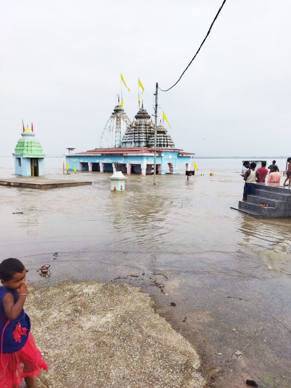 लगातार हो रही बारिश से महानदी का जल स्तर बढ़ा लगातार हो रही बारिश से महानदी का जल स्तर बढ़ा