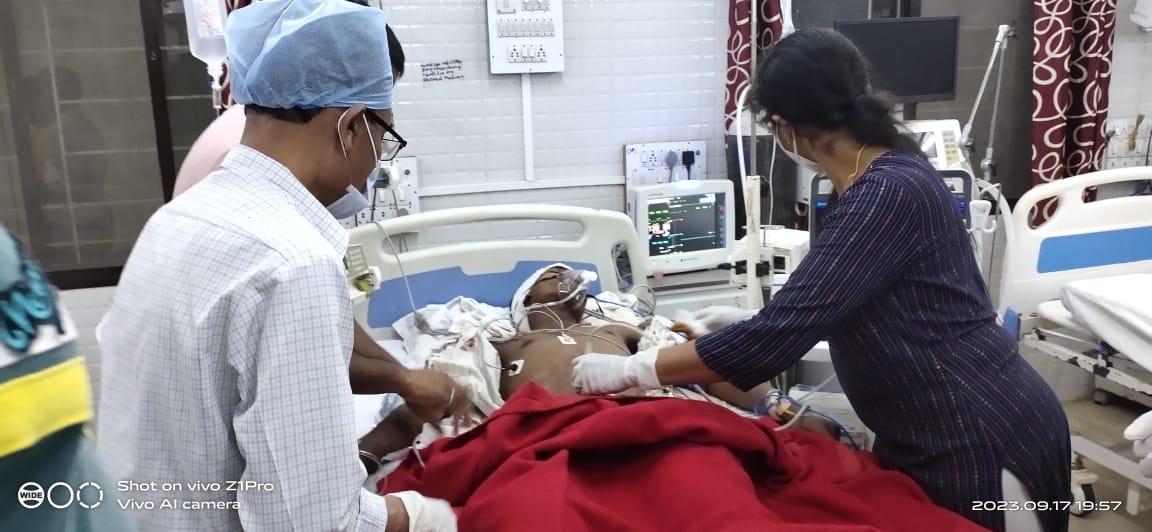 बचेली स्क्रीनिंग प्लांट के पास पिकअप पलटी, 16 घायल, 4 गंभीर