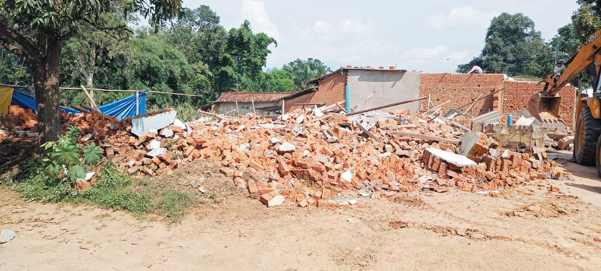 सरकारी जमीन पर अवैध मकान, चला बुलडोजर