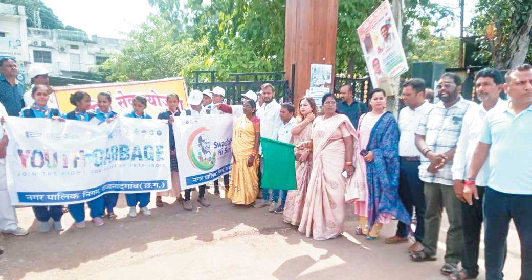 स्वच्छता जागरूकता रैली को महापौर ने दिखाई हरी झंडी स्वच्छता जागरूकता रैली को महापौर ने दिखाई हरी झंडी