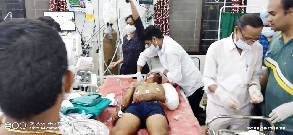 बचेली स्क्रीनिंग प्लांट के पास पिकअप पलटी, 16 घायल, 4 गंभीर बचेली स्क्रीनिंग प्लांट के पास पिकअप पलटी, 16 घायल, 4 गंभीर
