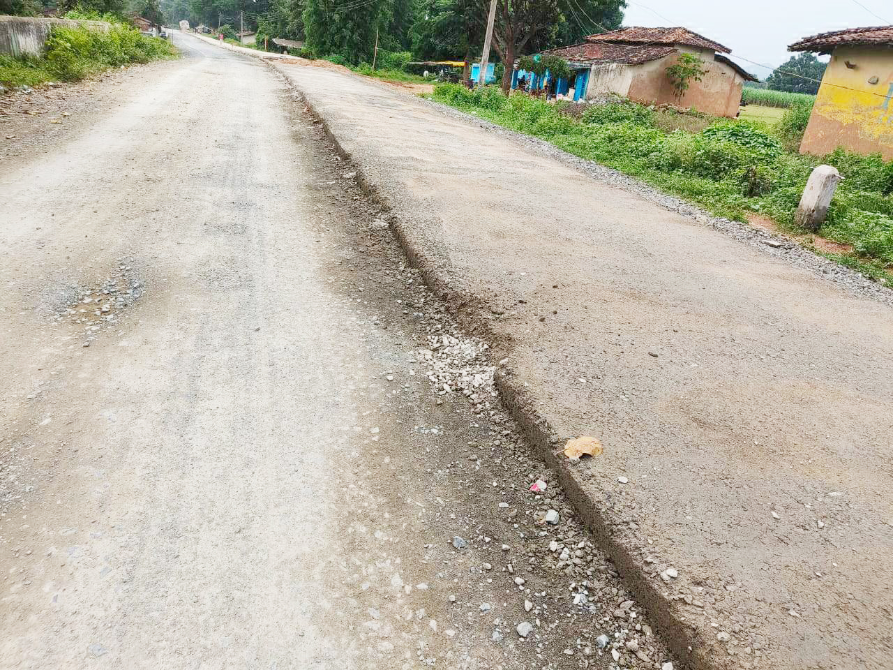 प्रतापपुर-राजपुर की 27 किमी सडक़ निर्माण में भारी अनियमितता होने का आरोप