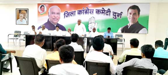 प्रियंका परसों भिलाई में, वोरा ने तैयारी बैठक ली प्रियंका परसों भिलाई में, वोरा ने तैयारी बैठक ली