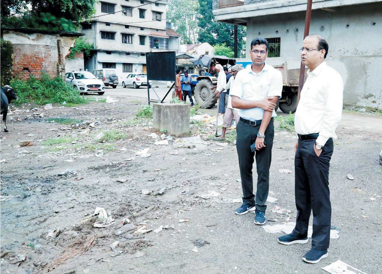 सफाई कार्य के निरीक्षण में निकले कलेक्टर सफाई कार्य के निरीक्षण में निकले कलेक्टर
