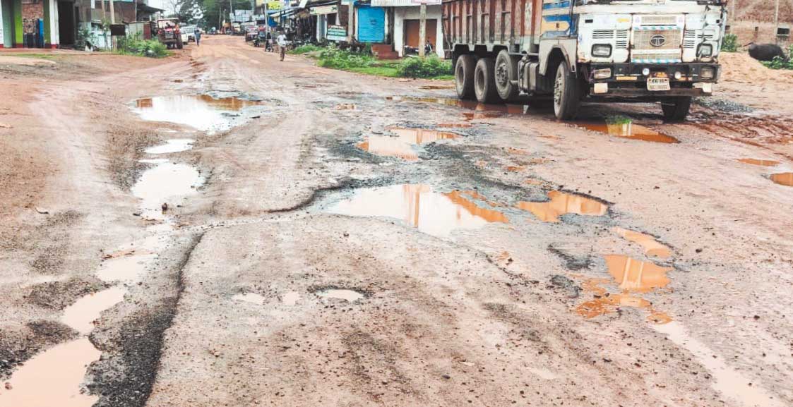 सडक़ गड्ढों में तब्दील, दुपहिया वाहनों और राहगीरों के लिए तो सडक़ों पर चलना दूभर