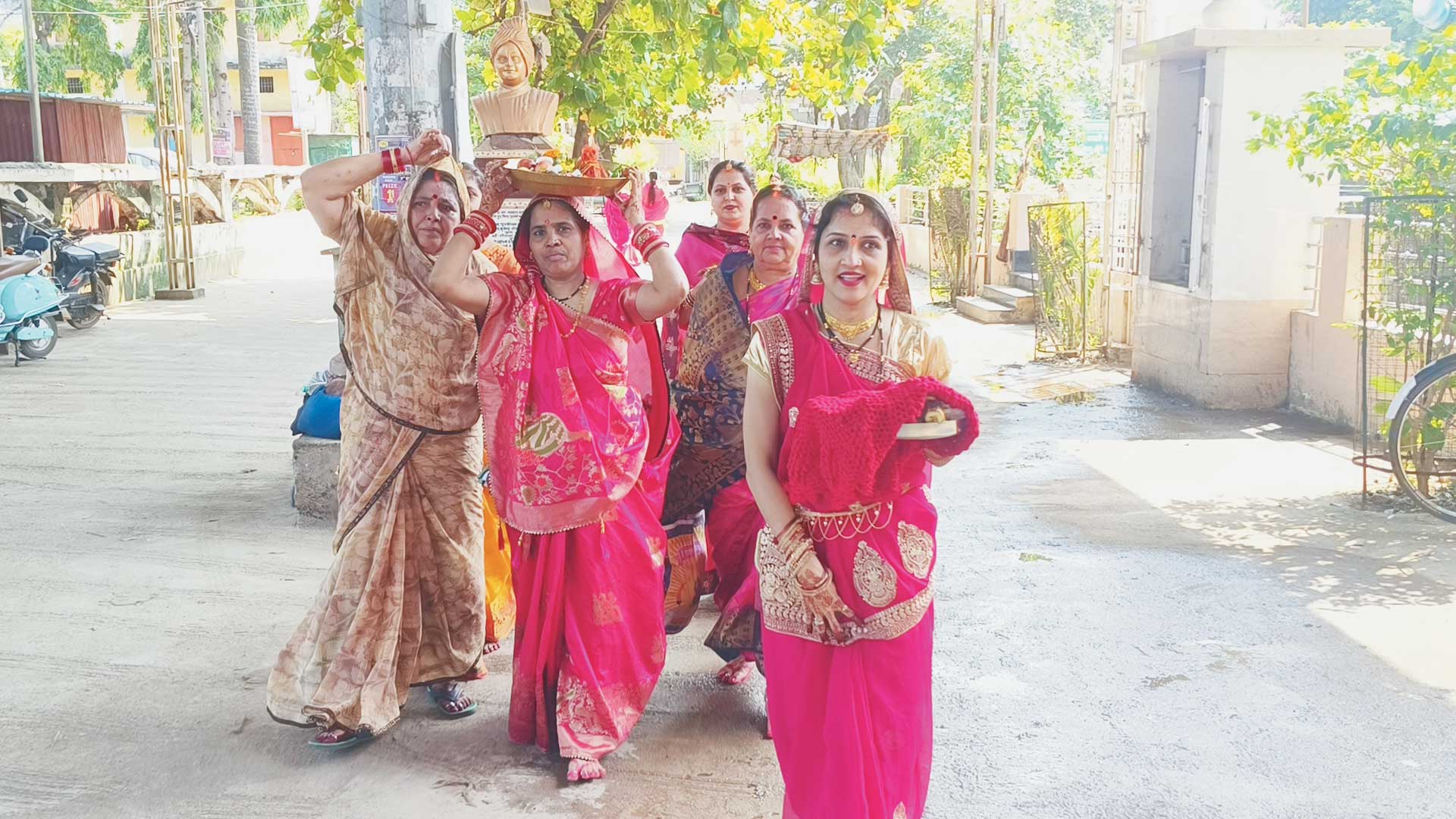 व्रतधारी तिहारिनों ने तोड़ा उपवास व्रतधारी तिहारिनों ने तोड़ा उपवास