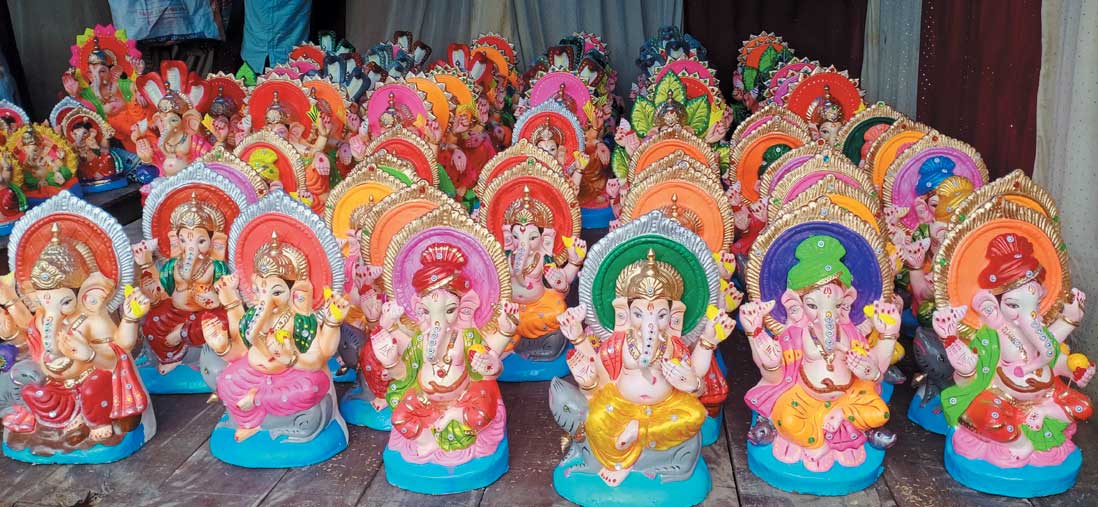 महासमुंद के चौक-चौराहे, घर-घर में विराज रहे विध्नहर्ता, तैयारियां पूरी महासमुंद के चौक-चौराहे, घर-घर में विराज रहे विध्नहर्ता, तैयारियां पूरी