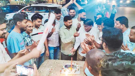 युवाओं ने अजा आयोग के सदस्य गणेश ध्रुव को दी जन्मदिन की बधाई