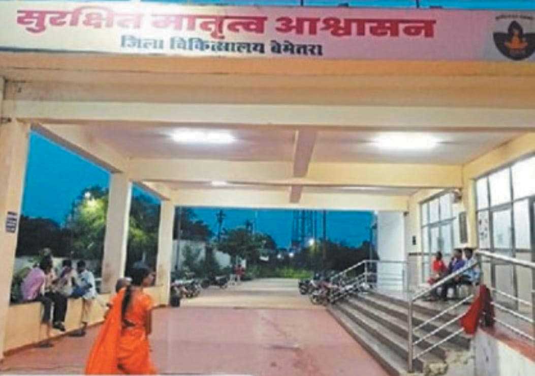 गर्भवती महिलाएं सीढ़ी चढऩे मजबूर, अस्पताल में 25 लाख से खरीदी लिफ्ट का उपयोग नहीं