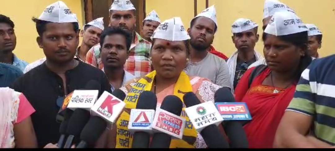 300 से अधिक महिलाएं कांग्रेस का दामन छोड़ आम आदमी पार्टी में 300 से अधिक महिलाएं कांग्रेस का दामन छोड़ आम आदमी पार्टी में