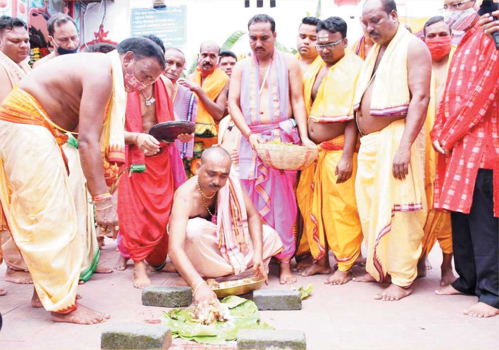 ओडिशा सीमा पर बसे महासमुंद के गांवों में उत्साह से मना नुआखाई ओडिशा सीमा पर बसे महासमुंद के गांवों में उत्साह से मना नुआखाई