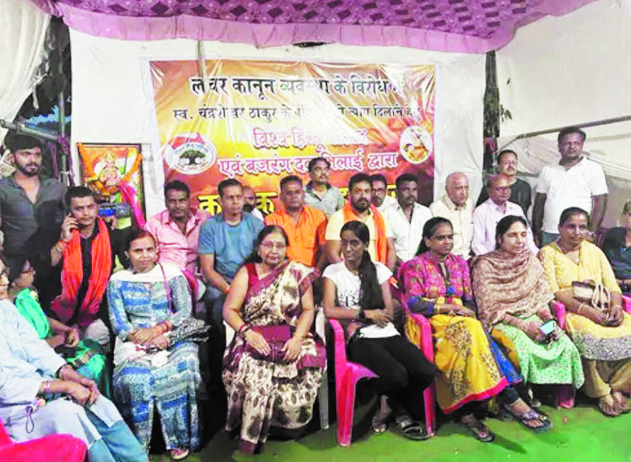 आदिवासी युवक की हत्या, स्मृति नगर चौकी के सामने मुआवजा को लेकर भूख हड़ताल चौथे दिन भी जारी आदिवासी युवक की हत्या, स्मृति नगर चौकी के सामने मुआवजा को लेकर भूख हड़ताल चौथे दिन भी जारी