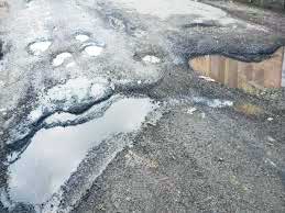 ट्रकों के आवागमन से सडक़ पर गड्ढे ही गड्ढे, आवाजाही में परेशानी