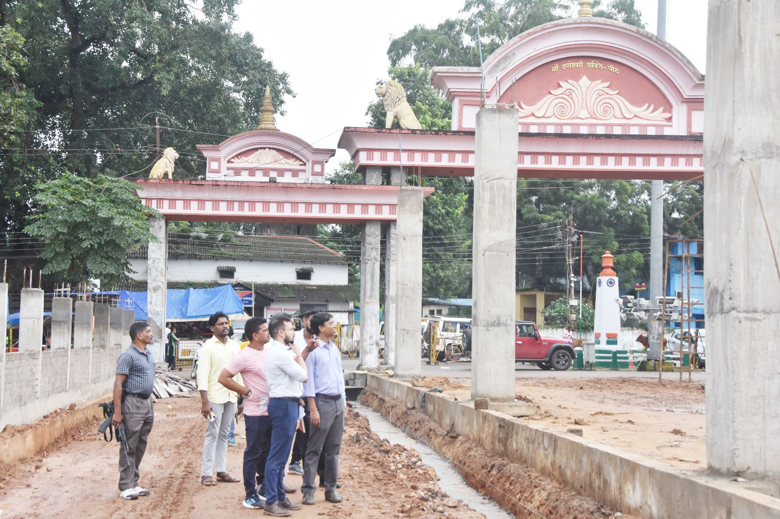 बेहतर हो मंदिर परिसर के कार्य - कलेक्टर बेहतर हो मंदिर परिसर के कार्य - कलेक्टर