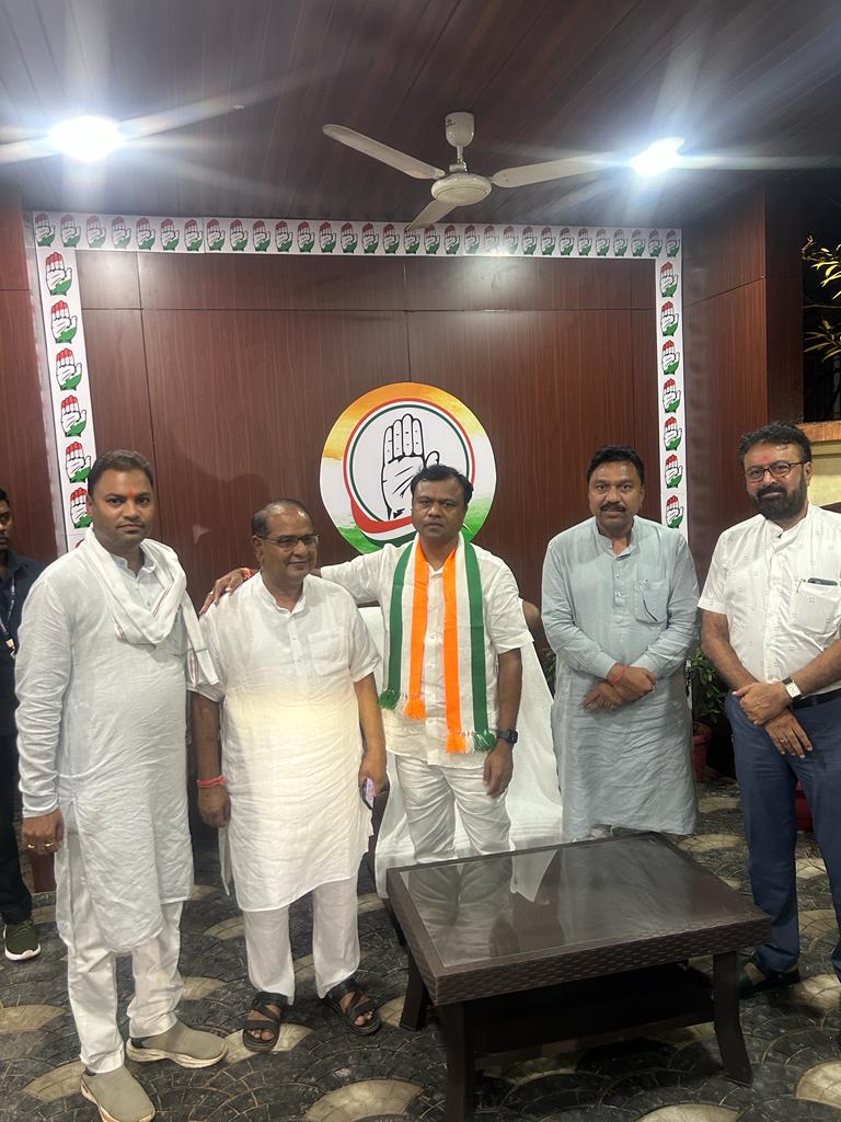 कांग्रेसी नेताओं ने बैज से मुलाकात कर राजनीतिक स्थिति की जानकारी दी