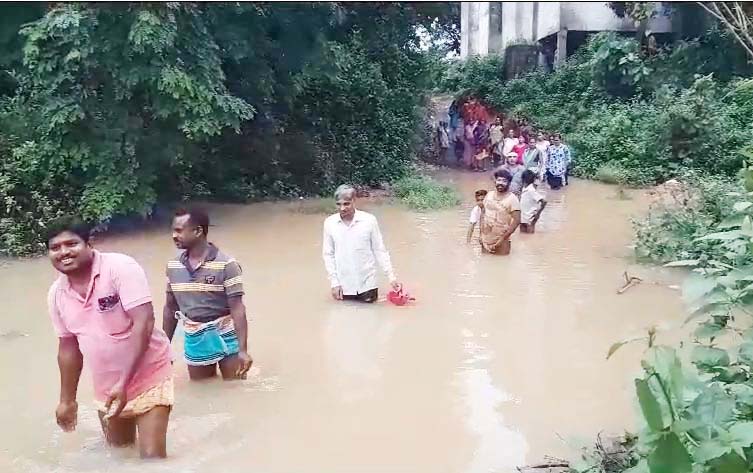 केलो का जल स्तर बढ़ते ही टापू में बदल जाता है फुलवारी डीपा केलो का जल स्तर बढ़ते ही टापू में बदल जाता है फुलवारी डीपा