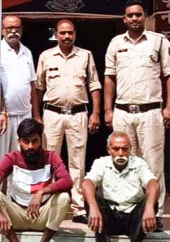 युवक की हत्या कर फांसी पर लटकाया फिर अपनी बाड़ी किनारे फेंका, दो गिरफ्तार