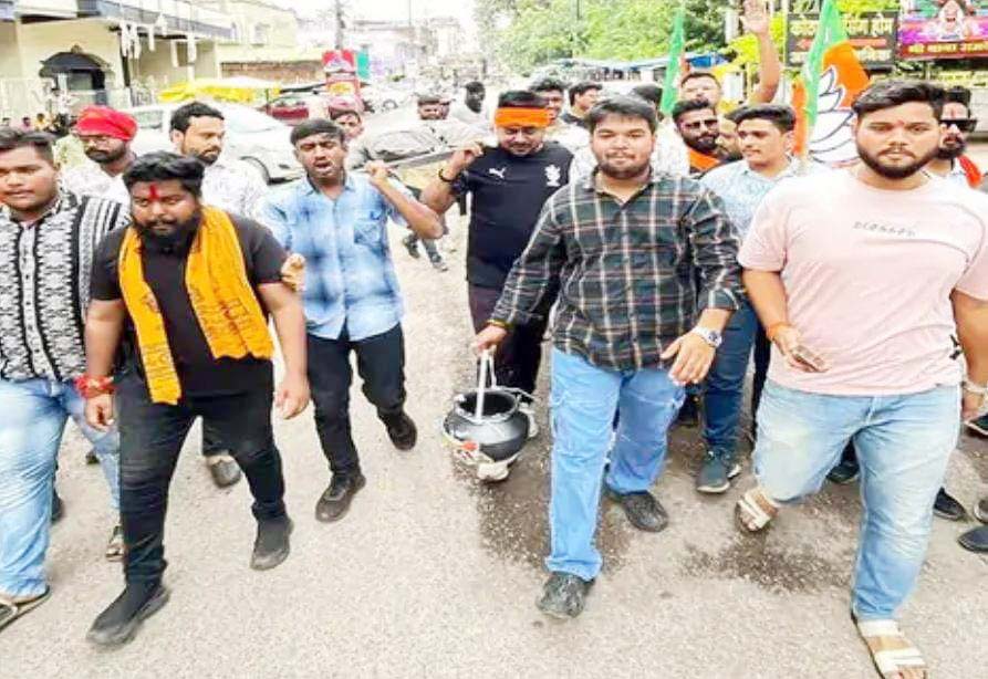 सीजी पीएससी घोटाले के विरोध में युवा मोर्चा ने राज्य सरकार की निकाली शव यात्रा