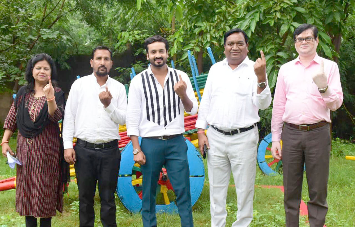 कलेक्टर से छत्तीसगढ़ी अभिनेता ने की सौजन्य भेंट कलेक्टर से छत्तीसगढ़ी अभिनेता ने की सौजन्य भेंट