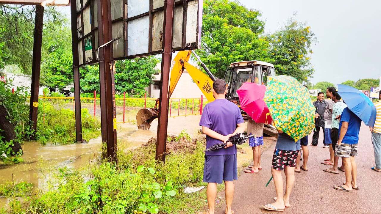 जलभराव क्षेत्र में पहुंची निगम टीम जलभराव क्षेत्र में पहुंची निगम टीम