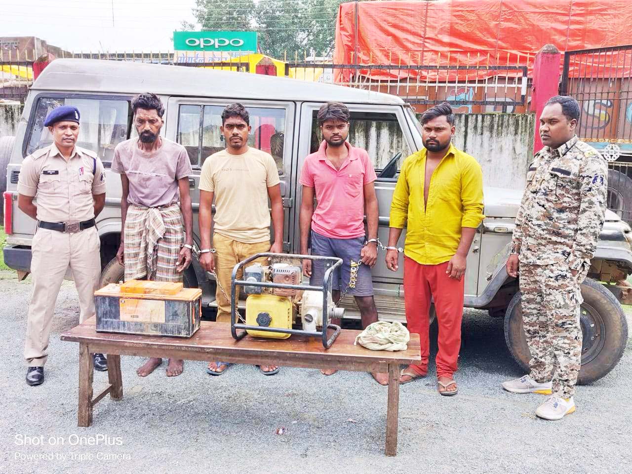 सेंट्रिंग प्लेट चुराते 4 गिरफ्तार सेंट्रिंग प्लेट चुराते 4 गिरफ्तार