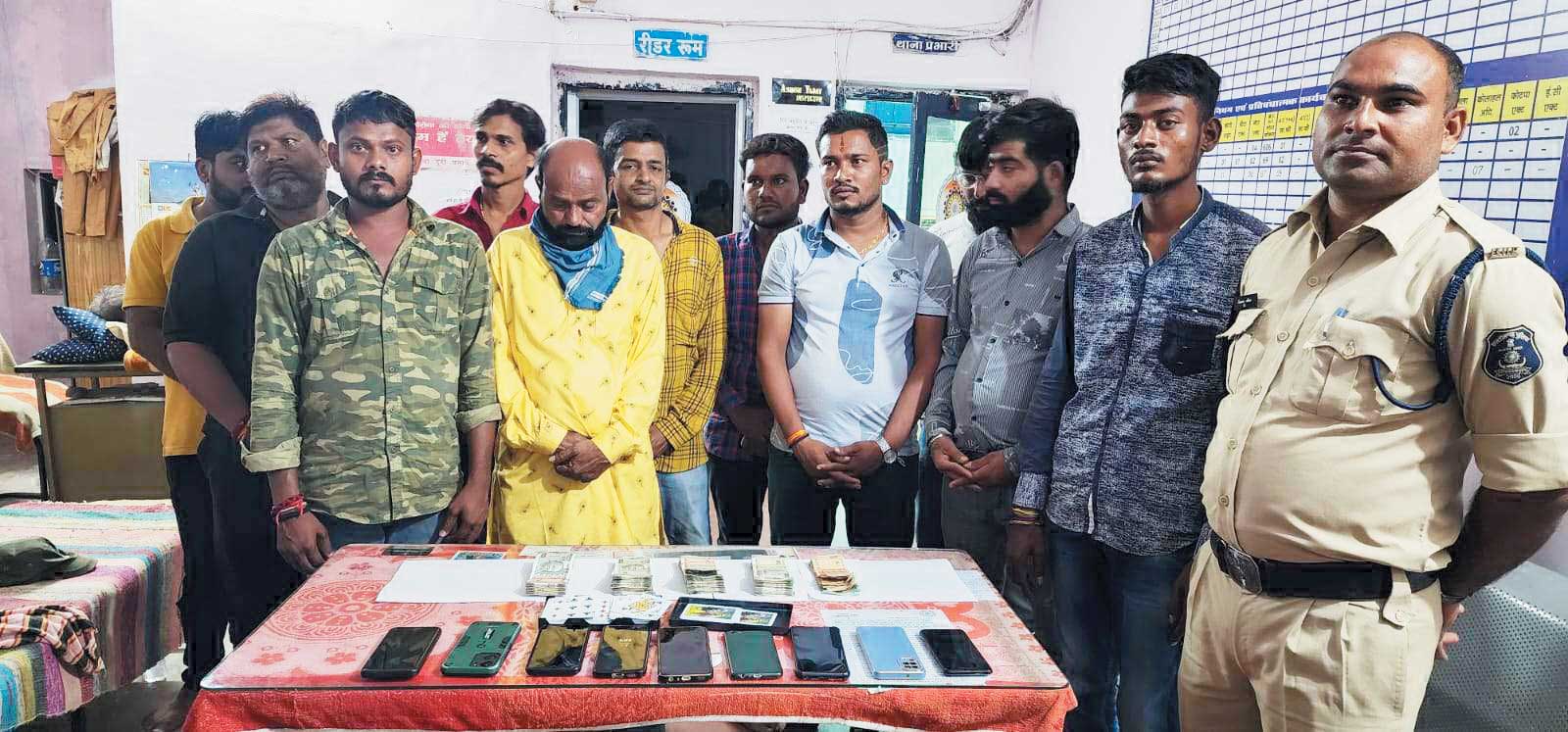 गैरेज में जुआ खेल रहे 11 गिरफ्तार, 19 वर्ष के युवा से लेकर अधेड़ पत्ते फेट रहे थे गैरेज में जुआ खेल रहे 11 गिरफ्तार, 19 वर्ष के युवा से लेकर अधेड़ पत्ते फेट रहे थे