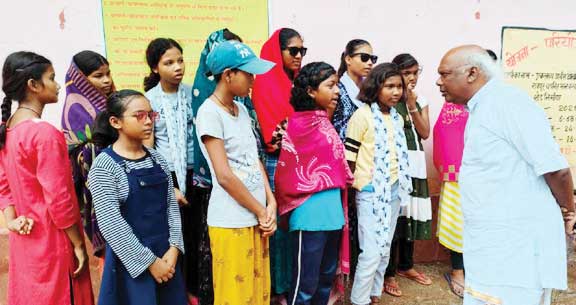 एकलव्य विद्यालय के छात्र-छात्राएं बुखार-आंखों के संक्रमण की चपेट में