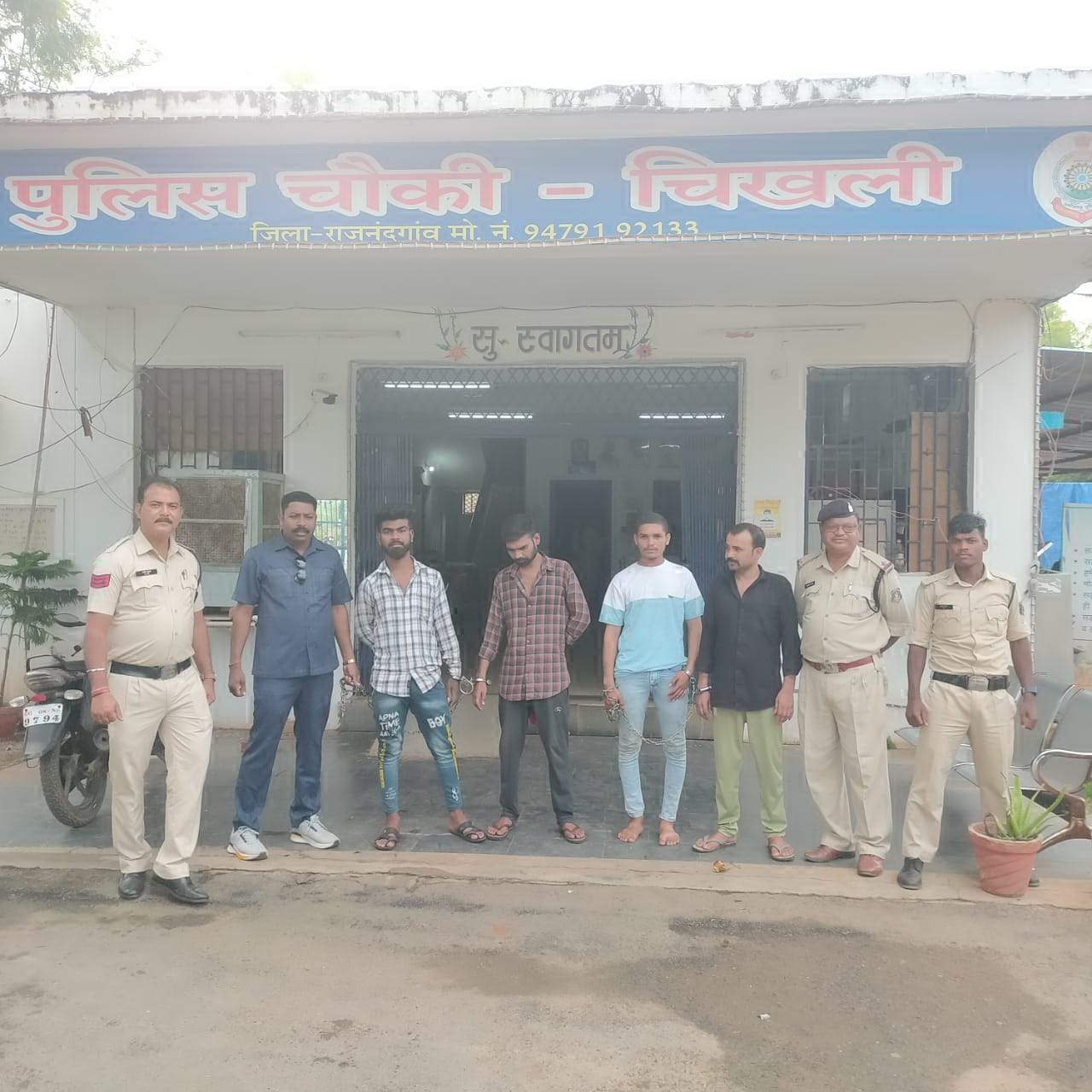 चाकू लहराने वाला गिरफ्तार चाकू लहराने वाला गिरफ्तार