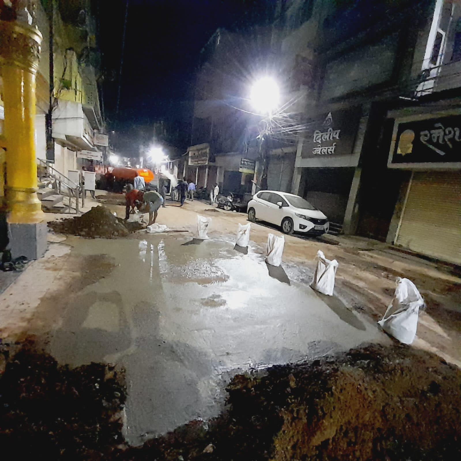 राजधानी की सडक़ों का चुनावी पैचवर्क,  देर रात तक हो रहा गड्ढे भरने का काम
