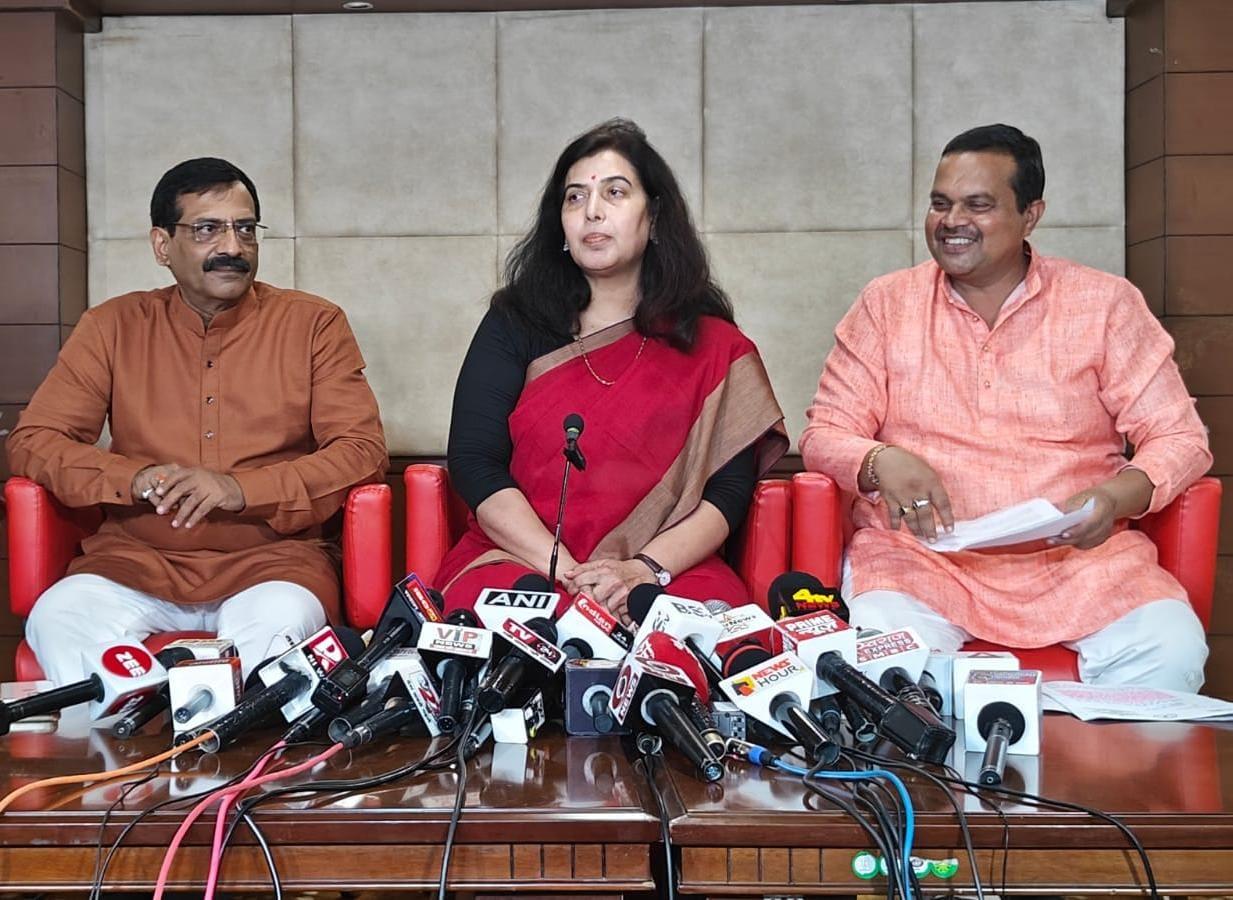प्रधानमंत्री नाम जुडऩे के कारण 16 लाख लोगों को बघेल सरकार नहीं दिया आवास-सरोज प्रधानमंत्री नाम जुडऩे के कारण 16 लाख लोगों को बघेल सरकार नहीं दिया आवास-सरोज