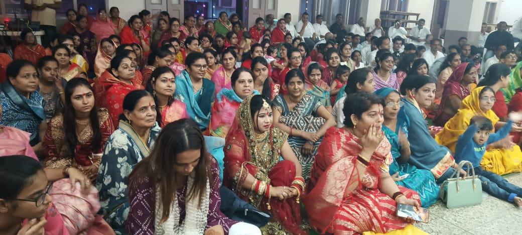 सुगंध दशमी पर चढ़ाई गई धूप, महिलाओं ने एक दूसरे को बांटा सुहाग की सामग्री सुगंध दशमी पर चढ़ाई गई धूप, महिलाओं ने एक दूसरे को बांटा सुहाग की सामग्री