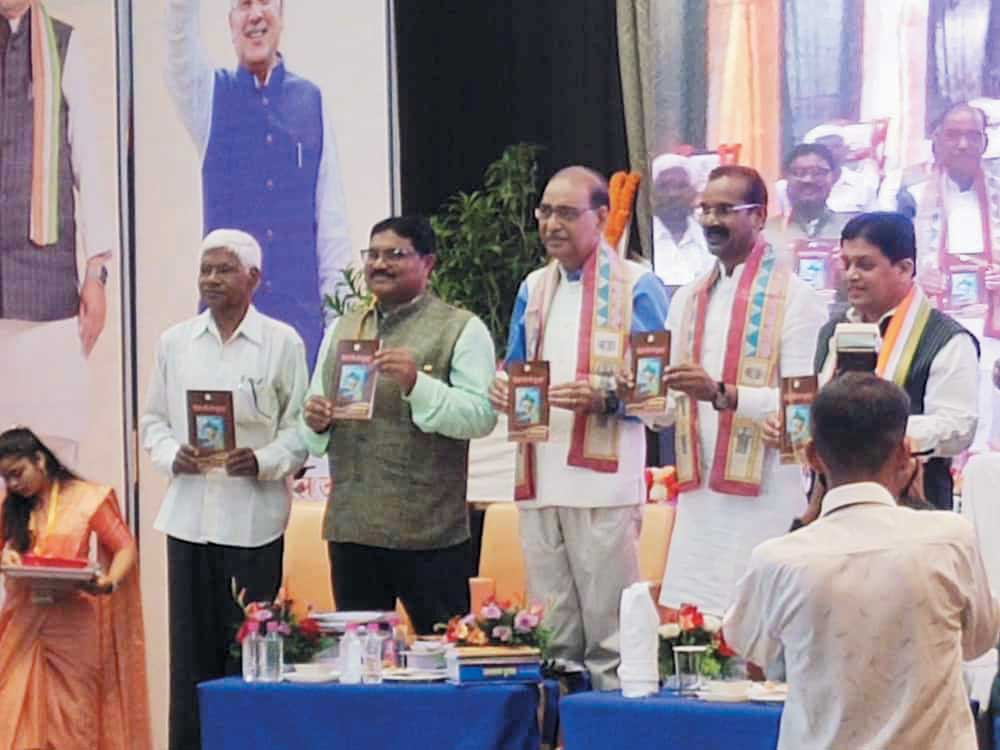 बद्रीप्रसाद पारकर लिखित ‘बिसरे दिन के सुरता’ का विमोचन बद्रीप्रसाद पारकर लिखित ‘बिसरे दिन के सुरता’ का विमोचन