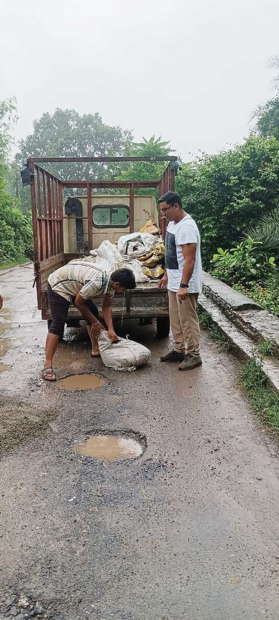 सडक़ पर गड्ढ़ों को सेवा भारती की टीम ने पाटा