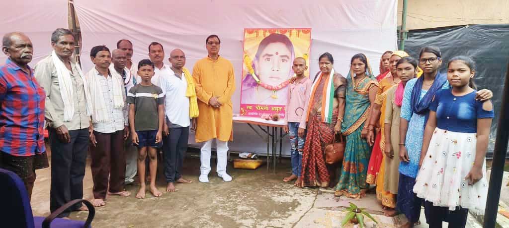 शोकाकुल ध्रुव परिवार के मिलने पहुंचीं विधायक शोकाकुल ध्रुव परिवार के मिलने पहुंचीं विधायक