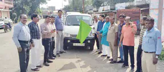 गाड़ी को जनपद अध्यक्ष प्रतिनिधि ने दिखाई झंडी तो मच गया बबाल
