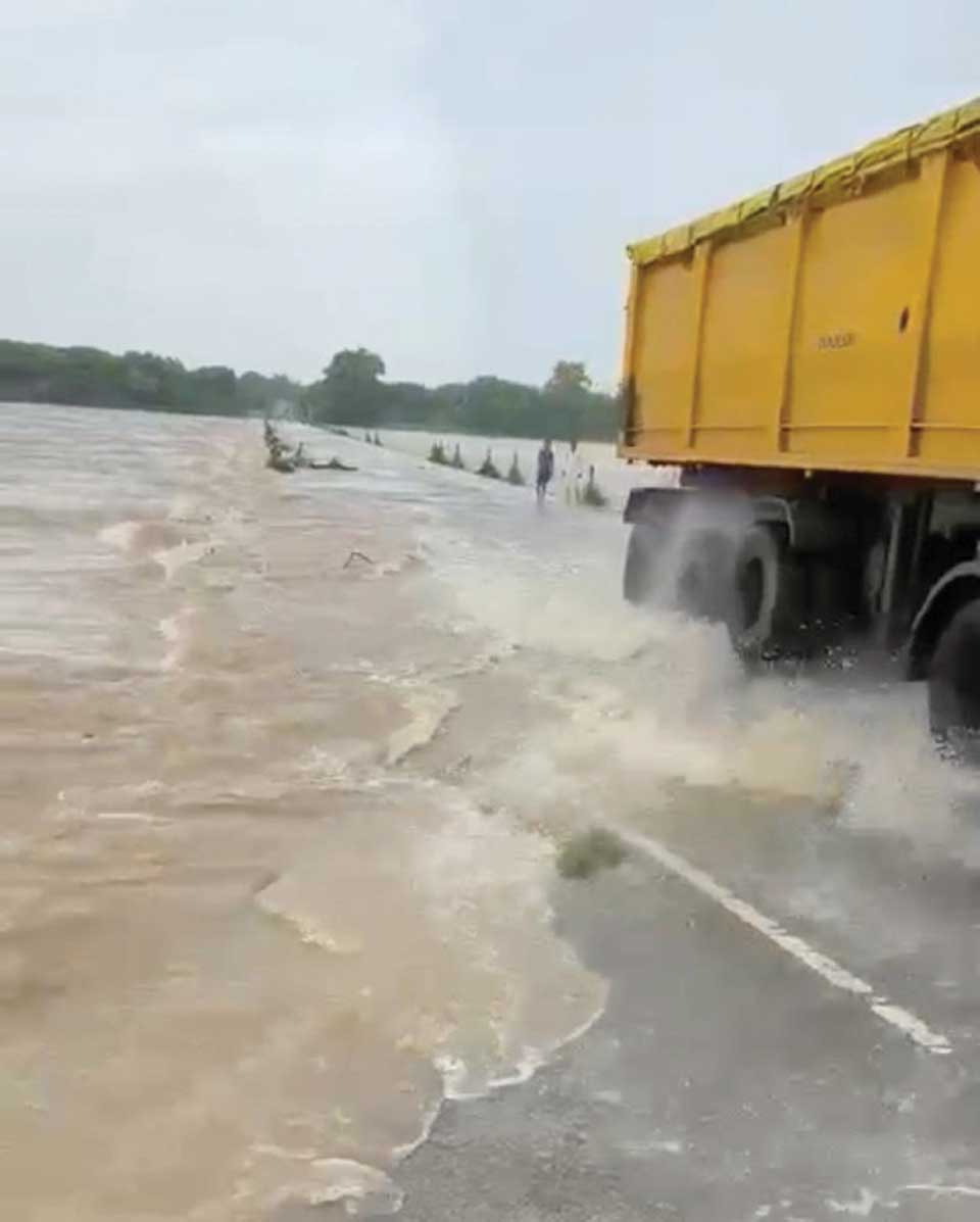 हल्की बारिश में डूब जाता है सेमरिया पुल, नए पुल की उठ रही मांग